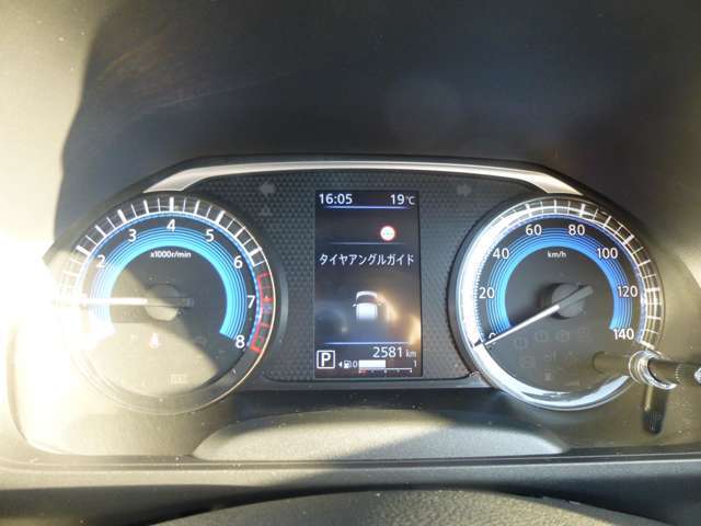 マルチインフォメーションディスプレイ（カラー液晶）※タイヤアングルガイドやエコドライブサポート情報などを表示します/フロント：4個＋リヤ：4個のセンサーを配置して障害物を感知するパーキングソナー付