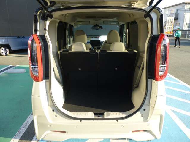 【便利機能】リヤゲート側からワンタッチでシートスライド＆リクライニングも可能です/タイヤパンク修理キット（緊急用）採用※スペアタイヤは付属していません