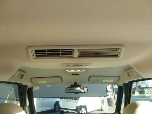 後部座席に風を送って空気を循環させるリヤサーキュレーターに『プラズマクラスター機能』を搭載。空気浄化や脱臭、静電気除去など、室内を快適な空間にしてくれます。