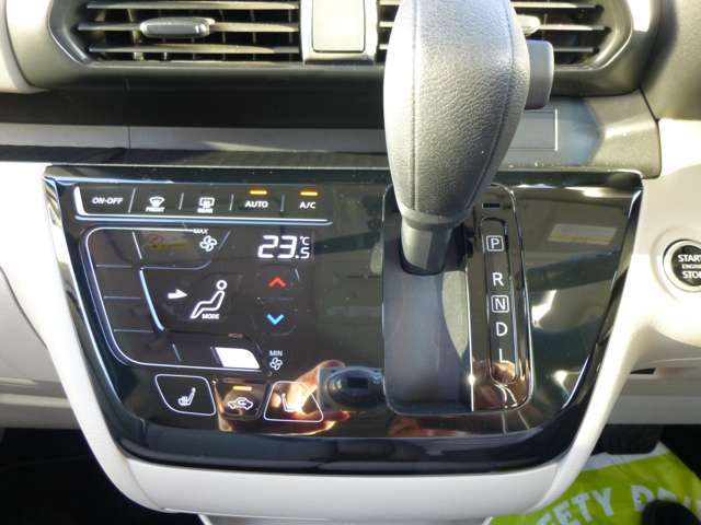 上質なピアノブラックのタッチパネル式フルオートエアコン（クリーンエアフィルター付き）/インパネシフトCVT（無段変速機）/プッシュ式エンジンスイッチ（スマートキー）