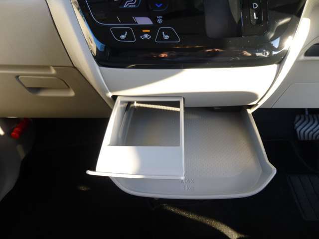 スマホを置いておくのに便利なセンタートレイ♪カップホルダーとしても使えます！