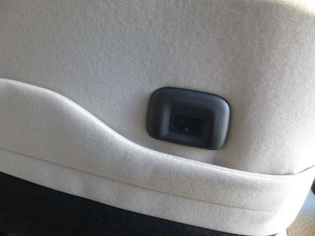 ビルトインUSB充電ポート装備（Type-A・2.4A・助手席シートバック部）※後席用にスマホなどのUSB対応機器用充電ポートを採用しました！