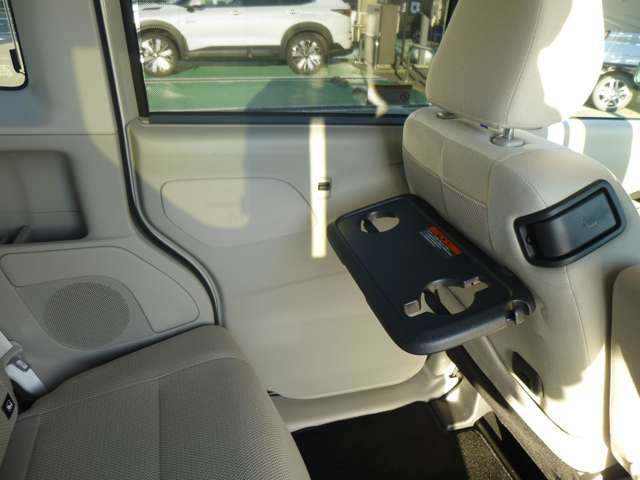 助手席シートバックテーブル（ドリンクホルダー・コンビニフック付き）