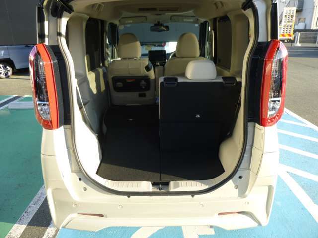 左右分割式なので3名乗車＋ラゲッジスペースのアレンジが可能です！