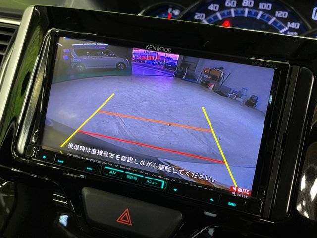 【バックカメラ】駐車時に後方がリアルタイム映像で確認できます。大型商業施設や立体駐車場での駐車時や、夜間のバック時に大活躍！運転スキルに関わらず、今や必須となった装備のひとつです！