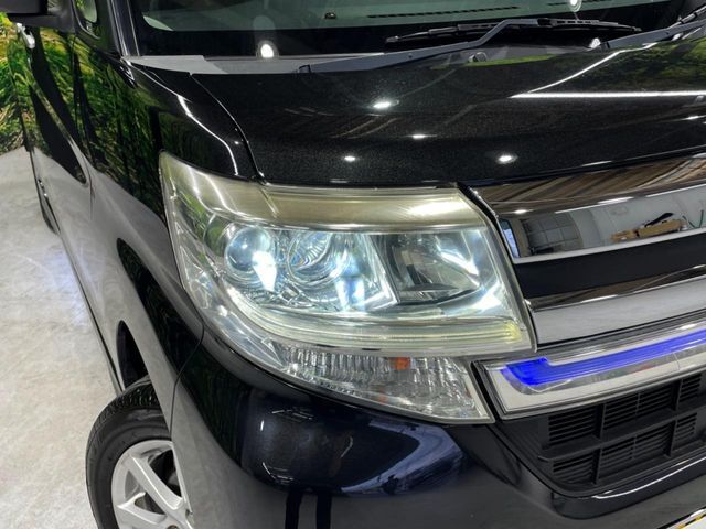 【LEDヘッドライト】悪天候や夜間走行時も良好な視界を確保し安心して運転できる高輝度LEDヘッドライトを装備！点灯速度が早く、消費電力も抑えられています。