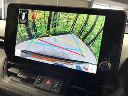 【バックカメラ】駐車時に後方がリアルタイム映像で確認できます。大型商業施設や立体駐車場での駐車時や、夜間のバック時に大活躍！運転スキルに関わらず、今や必須となった装備のひとつです！
