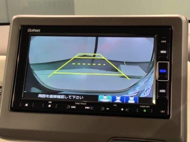 リバースギアに入れるだけで後方の表示へ切り替わります。夜間や雨の日の駐車も楽になりますよ。