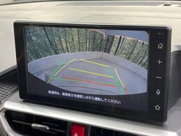 【バックカメラ】駐車時に後方がリアルタイム映像で確認できます。大型商業施設や立体駐車場での駐車時や、夜間のバック時に大活躍！運転スキルに関わらず、今や必須となった装備のひとつです！