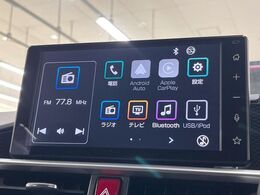 【ディスプレイオーディオ】視認性が高いディスプレイ付きオーディオを装備♪操作性も良好で直感的なソース選択が可能です。バックカメラを接続すれば後退時のカメラ画像もチェックでき便利！