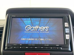 【純正ナビ】人気の純正ナビを装備しております。ナビの使いやすさはもちろん、オーディオ機能も充実！キャンプや旅行はもちろん、通勤や買い物など普段のドライブも楽しくなるはず♪