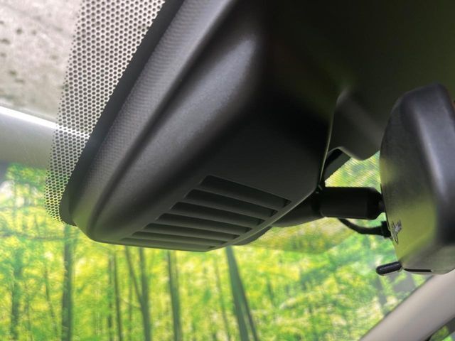 【インテリジェントエマージェンシーブレーキ】フロントカメラで前方の車両や歩行者を検知。衝突しそうな時は衝突被害軽減ブレーキが作動、衝突回避をサポート。より安全にドライブをお楽しみいただけます。