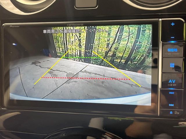 【バックカメラ】駐車時に後方がリアルタイム映像で確認できます。大型商業施設や立体駐車場での駐車時や、夜間のバック時に大活躍！運転スキルに関わらず、今や必須となった装備のひとつです！