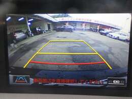 バックが苦手な方は必見！ライン表示付きのバックモニターが障害物を映し出してくれます！