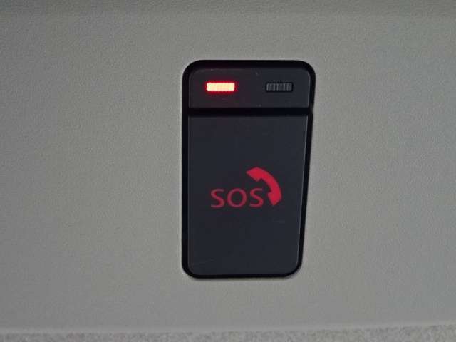急病時や危険を感じた時、SOSコールスイッチを押すと専門のオペレータに繋がって、警察や消防への連携をサポートしてくれます。また、万が一の事故発生時には、エアバッグ展開と連動して自動通報します。