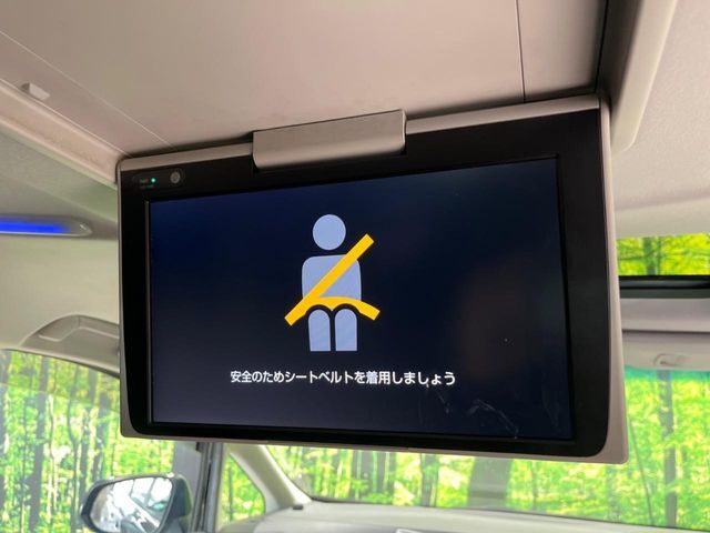 【フリップダウンモニター】大画面モニターで後席でもエンタメをお楽しみいただけます。小さなお子様にも大人気の装備です♪