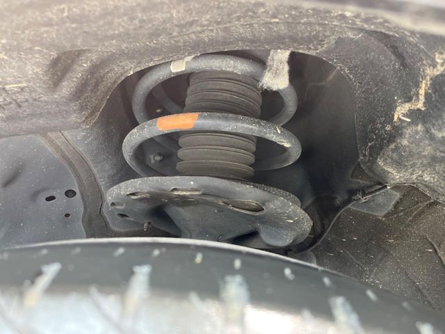 お車を安心してお乗りいただく為には、足回りの定期点検が欠かせません。サービスサポート（有償保証）では無料点検もご提供しており、安心のカーライフをお過ごしいただけるサポート体制が整っています。