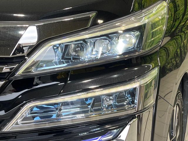 【三眼LEDヘッドライト】スタイリッシュな見た目の三眼LEDヘッドライトを装備♪スタイルだけでなく、夜間の走行も視界良好で安心してお乗りいただけます。
