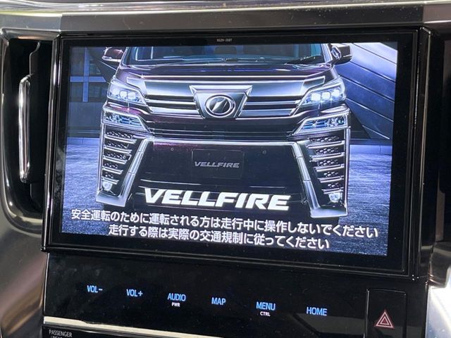 【10.5インチ　純正ナビ】人気の純正ナビを装備しております。ナビの使いやすさはもちろん、オーディオ機能も充実！キャンプや旅行はもちろん、通勤や買い物など普段のドライブも楽しくなるはず♪