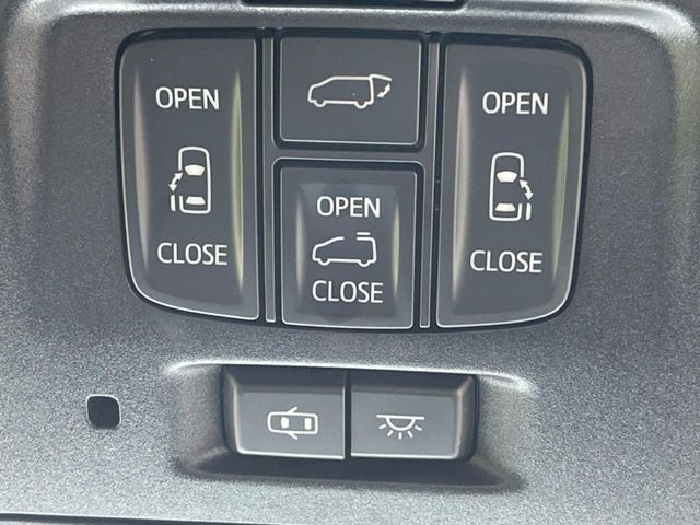 【両側パワースライドドア】スマートキーや運転席のスイッチで後席両側スライドドアの開閉が可能♪電動だから力を入れてドアを開ける必要が無く、小さなお子様でも簡単に開け閉めでき快適です♪