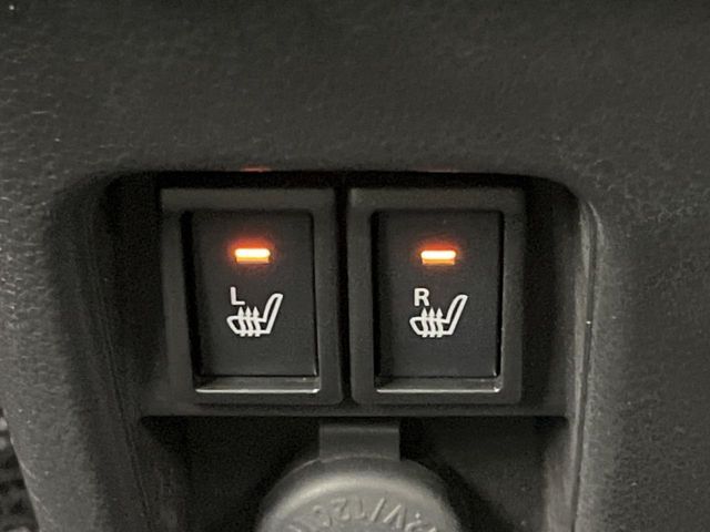 【シートヒーター】寒い日に重宝するシートヒーター！エアコンより早く温まってくれるので寒がりの人も安心ですね♪エアコンの温風は乾燥するから苦手、という方にもをおすすめです。