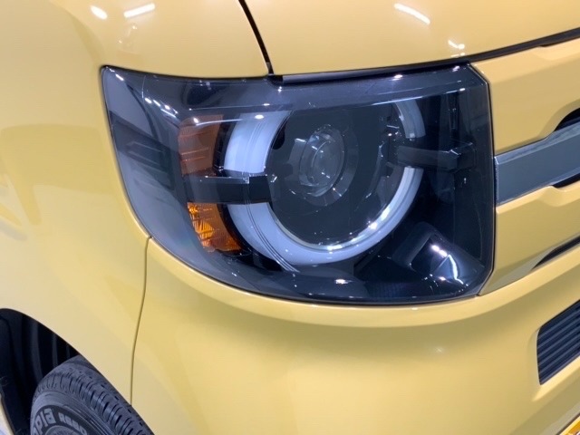 LEDヘッドライトは、点灯の瞬間から最大光量を発揮し、突然暗くなるトンネルなどでの安定感を高めます。