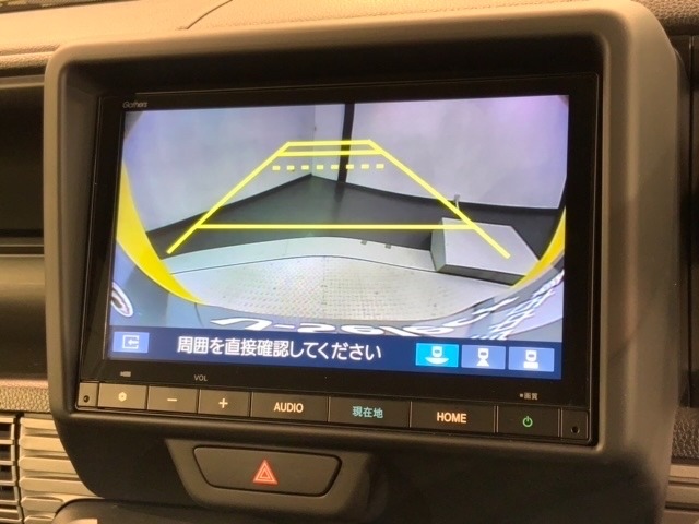 リバースギアに入れるだけで後方の表示へ切り替わります。夜間や雨の日の駐車も楽になりますよ。