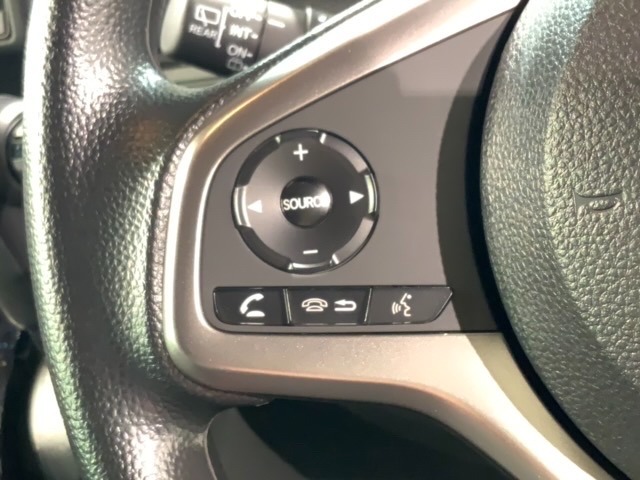 ステアリングにオーディオ操作スイッチが付いています。オーディオ画面に直接タッチしなくても操作が出来ますので、運転に集中できます。
