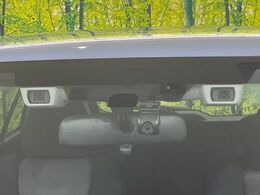【アイサイトコアテクノロジー】前方の車両等を検知し、衝突しそうな時は警報で注意を促し、ブレーキを踏む力をサポート。ブレーキを踏めなかった場合は衝突被害軽減ブレーキが作動、衝突回避をサポートします。