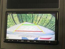 【バックカメラ】駐車時に後方がリアルタイム映像で確認できます。大型商業施設や立体駐車場での駐車時や、夜間のバック時に大活躍！運転スキルに関わらず、今や必須となった装備のひとつです！