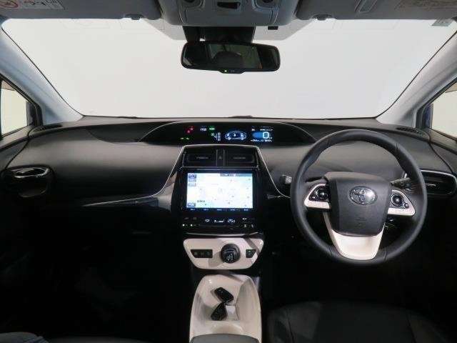 シンプルながら機能性あふれる運転席廻りです。視界性もよく、運転しやすいですよ。