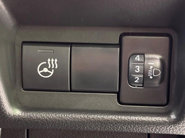 【ステアリングヒーター】冬場に冷たくなりやすい革巻きステアリングを、スイッチ一つで素早く適温に！エアコンよりも早く温まってくれるので、寒い日の運転も快適になりますね♪