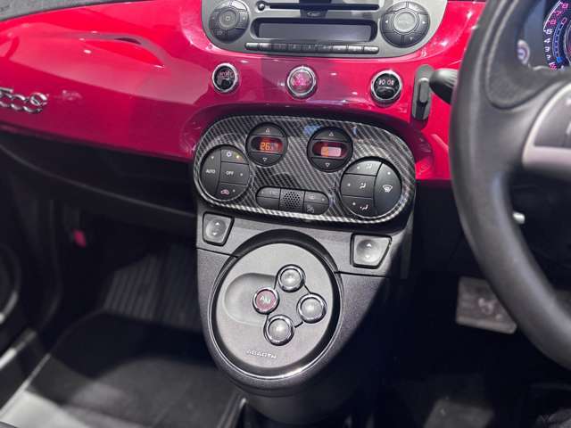 【展示場】車両展示スペースで、いつでも明るいライトの下で天候にされることなくはっきりと車の状態を確認すること出来ます。専用駐車場有り。電車でお越しの際はご連蔵頂ければお迎えに上がります【送迎】