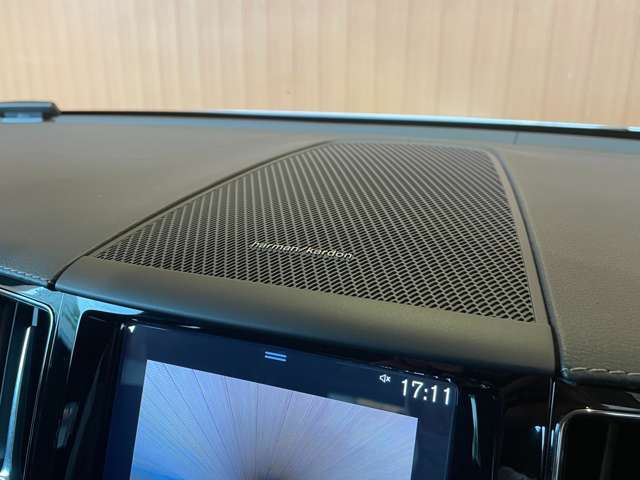 輸入車ディーラー採用のドライブレコーダーも選べます。万が一の事故の際のお守りとしていかがでしょうか？その他様々なオプションをご用意しております。
