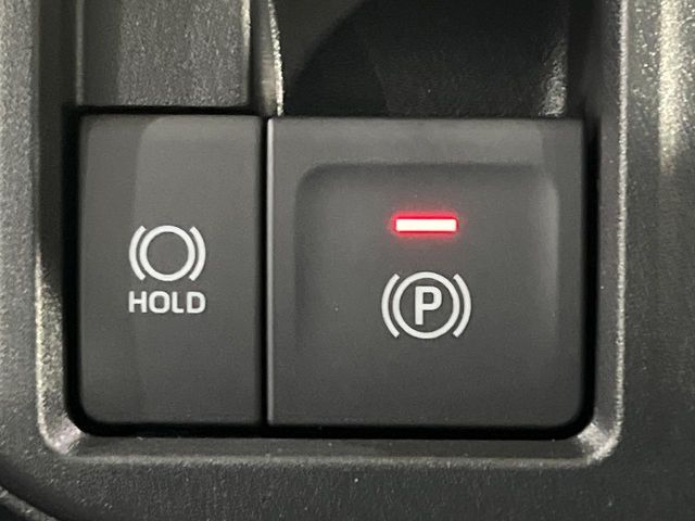 【電動パーキングブレーキ】パーキングブレーキは便利な電動式！ボタン一つで操作でき、アクセルを踏めば自動で解除されます♪レバーやペダルが無いので運転席廻りもすっきりしますね♪