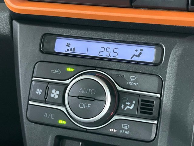 【オートエアコン】一度お好みの温度に設定すれば、車内の温度を検知し風量や温度を自動で調整。暑い…寒い…と何度もスイッチ操作をする必要はありません。快適な車内空間には必須の機能ですね♪