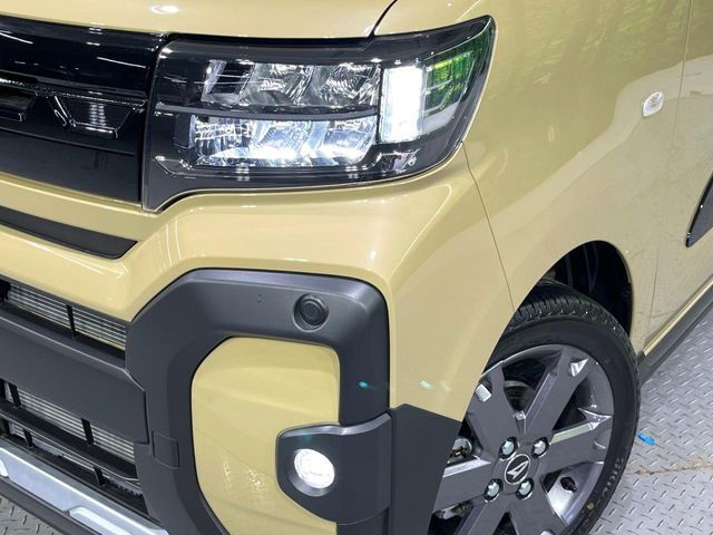 【LEDヘッドライト】悪天候や夜間走行時も良好な視界を確保し安心して運転できる高輝度LEDヘッドライトを装備！点灯速度が早く、消費電力も抑えられています。