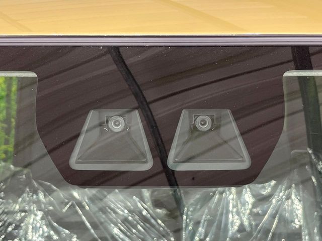 【スマートアシスト】走行中に前方の車両等を認識し、衝突しそうな時は警報とブレーキで衝突回避と被害軽減をアシスト。より安全にドライブをお楽しみいただけます。