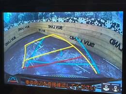 【バックカメラ】駐車時に後方がリアルタイム映像で確認できます。大型商業施設や立体駐車場での駐車時や、夜間のバック時に大活躍！運転スキルに関わらず、今や必須となった装備のひとつです！