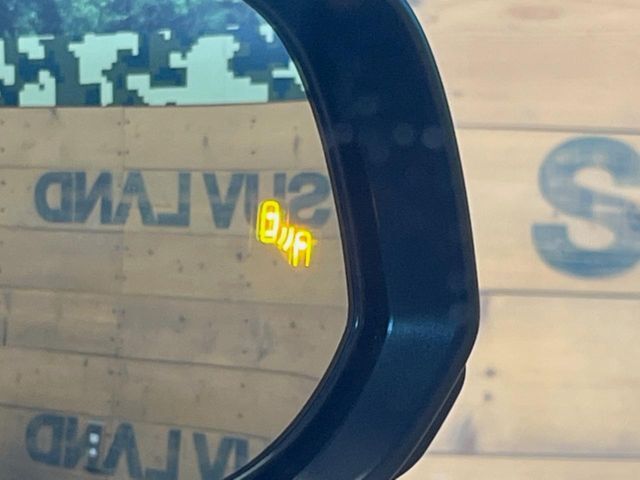 【ブラインドスポットモニター】走行中、ドアミラーの死角になりやすい箇所に後続車が接近するとサイドミラーのレンズに警告を表示！ドライバーに注意喚起をしてくれます。