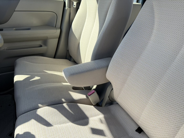 フロントシートにアームレスト付きで快適なドライブが可能です。