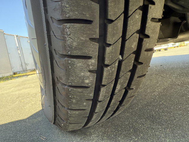 タイヤの残り溝の多いお買得なお車です。・ダブルエアバック・ABS・衝突安全ボディなど安全性能も充実しています。