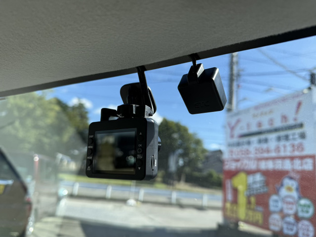 ナビ付きでフルセグ地デジTVも視聴可能・CD録音機能付き・DVD再生機能付き・Bluetooth接続機能付きです。