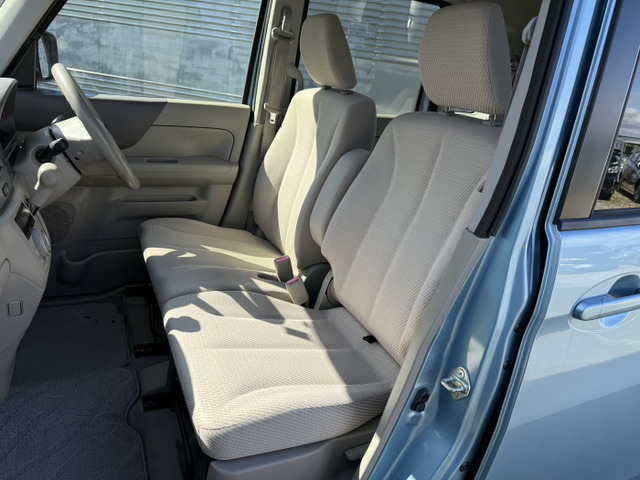 フロントベンチシート・インパネオートマで足元広々快適です！