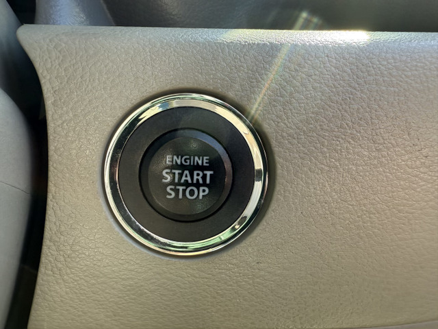 オートエアコン・電動格納ドアミラー・プライバシーガラスなど快適装備も充実！