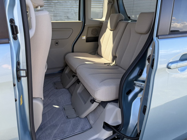 室内ひろびろ！ リアシートにお乗りの方も足元ひろびろで快適なお車です。