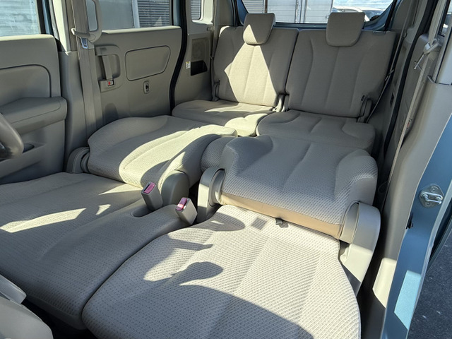 フロントシート運転席シートとリアシートがフルフラットになりますので車内での休憩もラクラクです。