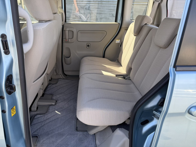 リアシートをスライドさせることによって4名乗車でもトランクスペースを大きく確保する事もできます。