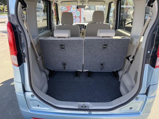 リアシートをスライドさせることによって4名乗車でもトランクスペースを大きく確保する事もできます。