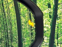 【ブラインドスポットモニター】走行中、ドアミラーの死角になりやすい箇所に後続車が接近するとサイドミラーのレンズに警告を表示！ドライバーに注意喚起をしてくれます。